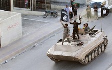 Thành viên IS hành quyết mẹ mình ở Syria