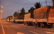 Xe tải đậu hết đường vậy ai đi được nữa