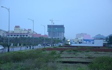 Người Trung Quốc gom đất gần sân bay