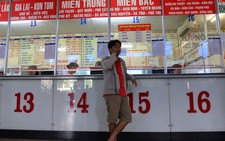 Vé xe tết: Trong bến đìu hiu, ngoài bến đông như tết