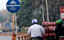 Tổng cục đường bộ nói không thể cầm biển báo 