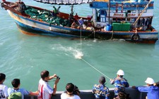 Ngư dân miền Tây cặp tàu tặng cá cho lính hải quân