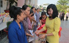 Tặng quà tết cho hộ cận nghèo  và trẻ em khó khăn