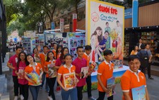Say sưa đọc báo tại Đường báo xuân