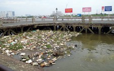 Có một bãi rác gần phố đi bộ Nguyễn Huệ, sao không dọn?