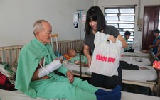 Tuổi Trẻ trao tặng 200 suất quà đến bệnh nhân nghèo