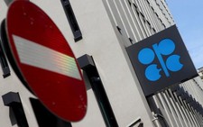 OPEC giảm sản lượng dầu để bình ổn giá