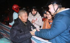 Đưa cơm cho người không nhà