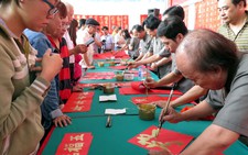 Hơn 200 triệu tiền “bán chữ” giúp người nghèo