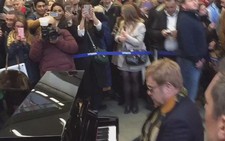 Xem Elton John trình diễn piano tại ga xe lửa