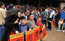 Hàng ngàn người xếp hàng xin chữ tại Văn Miếu - Quốc Tử Giám