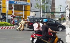 ​Cảnh sát giao thông đẩy ô tô chết máy giúp dân