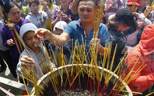 Hàng ngàn người đội nắng, chen chân đi lễ chùa Bà Bình Dương