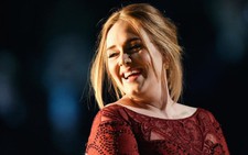 Sau khi khóc tại Grammy, Adele 