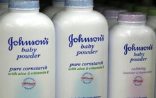 Johnson & Johnson bồi thường 72 triệu USD vì phấn rôm gây ung thư