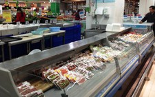 Nhân viên Big C TP. Vinh thay hạn sử dụng cho hàng 