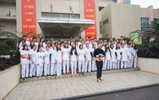 Tùng Dương vào bệnh viện hát ca ngợi 