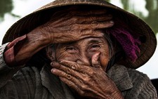 Nhiếp ảnh gia Pháp tặng ảnh cụ bà 