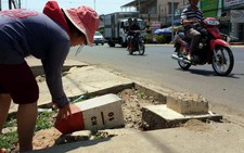 Trụ lý trình ở quốc lộ 20 bị gãy vì không… cốt thép!