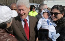 Ông Bill Clinton có phạm luật bầu cử?