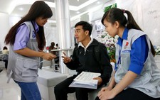 Sinh viên hỗ trợ giải quyết thủ tục hành chính