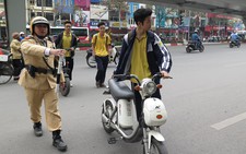 Hà Nội phạt người đi xe đạp điện không đội mũ bảo hiểm