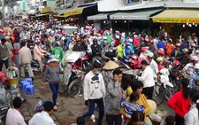 Ùn tắc giao thông do người đi lễ chùa ở Châu Đốc