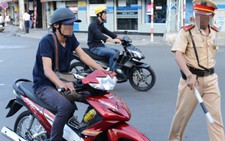 CSGT chỉ tôi vô, chào và nói lỗi rồi hỏi: 