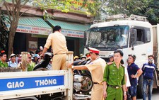 Xe tải tông hai mẹ con chết thảm, bé trai văng gầm taxi thoát chết