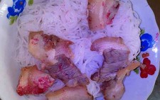 Thịt  heo luộc để qua đêm bỗng biến thành màu đỏ
