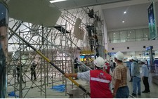 Vách ngăn thi công nhà ga sân bay Tân Sơn Nhất bị nghiêng