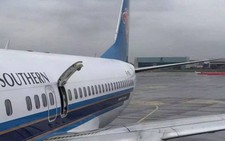Khách Trung Quốc mở cửa thoát hiểm máy bay 
