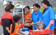 ​Cán bộ phường phục vụ bữa trưa cho người nghèo
