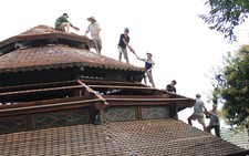 Giám sát việc tháo dỡ biệt phủ gỗ lim của đại gia vàng