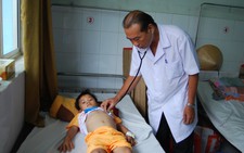 Bé 6 tuổi bị gãy xương đòn, dập gan nghi do cha ruột bạo hành