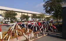 Hết cách xử vụ chặn lối vào doanh nghiệp để đòi phí?