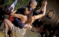 Ông Obama ôm nữ vũ công xinh đẹp Argentina nhảy tango
