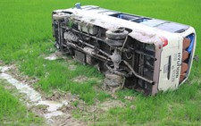 Xe khách lật xuống ruộng, 8 người phải cấp cứu