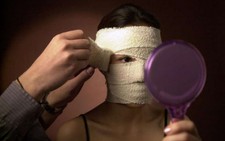 Mẹ đòi từ con trên TV vì phẫu thuật thẩm mỹ 