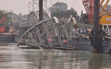 Cận cảnh dầm cầu Ghềnh chìm dưới nước đang được trục vớt