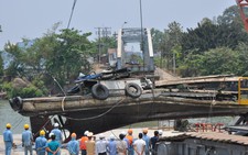 Tàu đẩy va chạm cầu Ghềnh vỡ nát khi cẩu lên