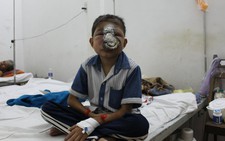 Bé trai đang bị khối u 