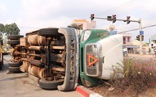 Tài xế buồn ngủ, xe container lật ngang đường
