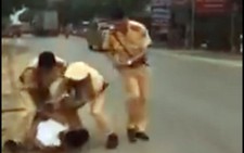 Nổ súng khống chế nam thanh niên cầm dao dọa chém CSGT