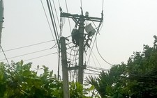 Bất lực nhìn một công nhân bị điện giật dính trên cột