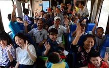 Khách đi tàu lửa ngoại ô TP.HCM đông và vui