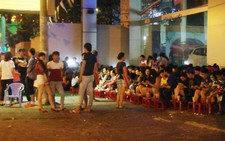 Teen Sài Gòn chen nhau lấy số chờ ăn... 