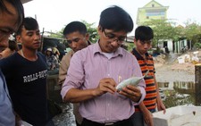 Cá chết hàng loạt: Phát hiện váng chất lỏng màu vàng