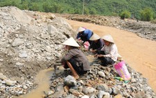 Hai thiếu nữ đào thoát khỏi bãi vàng ở Quảng Nam