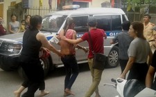 ​Một phụ nữ bị đổ xăng đốt trong quán cà phê
